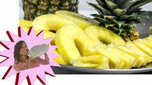 A questo punto prendere ogni quarto di ananas e rimuovere il. Tagliare E Pulire L Ananas Ecco Come Fare Le Ricette Di Alice Youtube