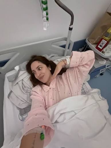 Después de casi dos semanas en el hospital, ya estoy en casa. Todavía me falta para recuperarme del todo. Fueron días difíciles y mi cuerpo todavía se está acostumbrando a comer y