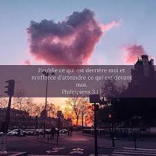 J Oublie Ce Qui Est Derriere Moi Et M Efforce D Atteindre Ce Qui Est Devant Moi Philippiens 3 13 Quoidneufpas Oublie Moi Top Chretien Verset Du Jour