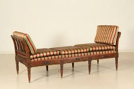 Im vordergrund steht die bequemlichkeit, deshalb ist die solide gepolsterte rückenlehne oft mit einer nackenstütze ausgestattet und die großzügig geformten armlehnen ermöglichen eine. Klassisches Sofa Stuhlen Sesseln Sofas Antiquitaten Dimanoinmano It