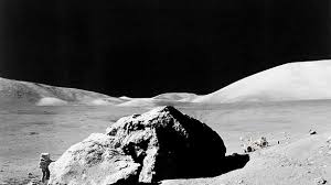 » il est exactement 2 heures 56 minutes et 20 secondes utc, ce lundi 21 juillet 1969, lorsque neil armstrong pose pour la toute première fois un pied humain sur la lune. 50 Ans D Apollo Xi Qui Est Le Dernier Homme A Avoir Marche Sur La Lune Lci