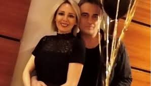 Ahmet kutsi karadoğan veya tanınan adıyla kutsi (16 mart 1973, malatya), türk şarkıcı, besteci, söz yazarı ve. Sarkici Ve Oyuncu Kutsi Ile Sibel Ulker Evlendi Magazin Haberleri Ntv