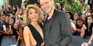 Sarah hyland and dominic sherwood. Sarah Hyland And Dominic Sherwood Dating Gossip News Photos