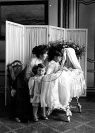 Askild & kärnekull förlag ab. Kronprinsessan Margareta Med Sonerna Prins Sigvard Och Arvprins Gustaf Adolf I Sangen Ligger Nyfodda Prins Bertil 1912 With Images Swedish Royalty Royalty