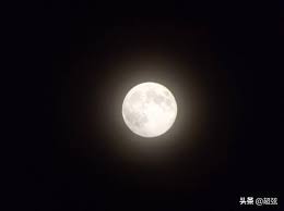 由於月球以橢圓形軌道繞行地球，月球和地球間的距離不斷變化，因此滿月發生時月亮離地球越近，人們看到的滿月也就越大。 2020年出現一次「藍月亮」 另外，2020年也會出現一次的「藍月亮」（blue moon ）現象。 3æœˆ10æ—¥ 2020å¹´çš„ç¬¬ä¸€ä¸ªè¶…çº§æœˆäº®æ¥äº† å…¶ä»– è›‹è›‹èµž