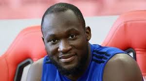 Без майки, потому что бедные и на неё денег нет, все уходят на пиво; Lukaku Pohudel V Intere Na 3 Kg