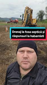 Frățică decopertează pământul pentru a pune o pânză geotextilă peste  stratul de piatră la fosa septică #excavator #pretentiosii🤙🤙  #excavatoroperator #fosaseptica #guralumii #guralumiinumaitace ...