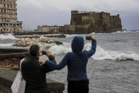 Forti raffiche di vento e temporali il 16 e il 17 novembre si sono abbattuti sulla città. Maltempo Bomba D Acqua A Napoli A Ischia Maronti Spazzati Via Lidi Distrutti Sul Litorale Flegreo