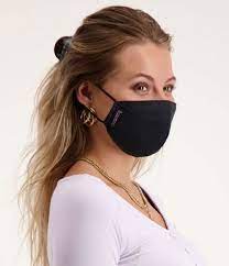 Steeds meer modemerken steken de traditionele mondkapjes in een modern jasje. My Jewellery Mouth Mask Mondkapje Zwart 1100 The Little Green Bag