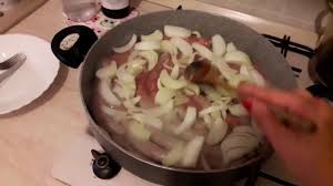 Salsiccia e patate in umido in bianco. Salsiccia In Umido Con Cipolle Semplice E Gustosa Youtube