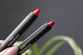 Un rouge à lèvres liquide mat. Chanel Nous Facilite La Tache Avec Son Rouge Crayon De Couleur Mat