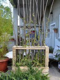 Paravent Vegetal En Bois De Palettes Upcycled Wooden Pallet Screen Plant Wooden Pallet Crafts Wooden Pallets Vertical Pallet Garden