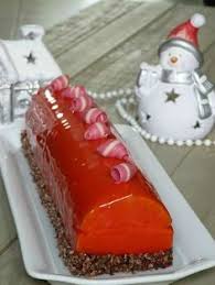 Buche De Noel A La Mousse De Framboise Et Insert Mangue Buche De Noel Dessert Noel Recette Dessert