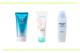 Dengan tekstur gel, sunscreen keluaran merek lokal wardah ini cocok untuk anda yang memiliki kulit berminyak danacne prone. 9 Sunblock Terbaik Untuk Aksi Demo