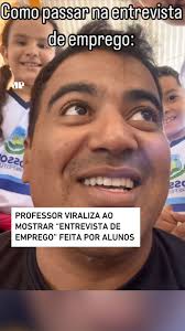 O professor Diego Moreira realizou uma dinâmica com seus alunos, simulando  uma entrevista de emprego para ensinar como se comportar em situações  semelhantes. Durante a atividade, as crianças faziam ...