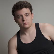 Glitch Productions depende en gran medida de la venta de mercancía, por lo  que su oferta es más variada. Aún así no deja de llamar la atención las  oportunidades que Disney ha