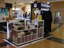 صُمّم متجر شرف dg الكائن في دبي مول في وسط مدينة دبي وفقاً للمعايير الدولية، مع التركيز على ابتكار بيئةٍ متطوّرةٍ وملائمةٍ للعملاء. Ø§Ù„Ø´Ø±Ù‚ÙŠØ© Ù„Ù„Ø´ÙŠÙ„Ø© ÙˆØ§Ù„Ø¹Ø¨Ø§ÙŠØ§ Al Etihad