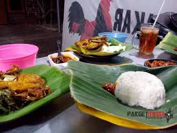 Agar tidak salah faham yang. Pakgetmedia Bebek Goreng Hijau Daun Ponorogo Lahap Dengan Duo Sambel Menggoda