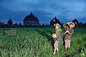 Semisal foto prewedding sawah dengan action menjadi seorang petani dengan istri yang membawakan rantang di sawah. Prewedding Photo At Candi Plaosan Temple For Silvi Danan By Poetrafoto Photography Yogyakarta Fotografer Pernikahan Prewedding Wedding Photographer Jogja Yogyakarta Indonesia