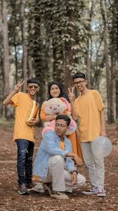 Beberapa tema buku tahunan sekolah yang bisa digunakan adalah sebagai berikut kostum yang dibutuhkan tidak terlalu sulit karena walaupun pesta namun lebih casual. Jasa Foto Buku Tahunan Sekolah Bts Banyuwangi Osing Studio