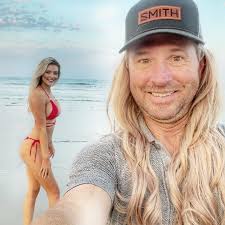 Instead of Goodwill, I decided to keep the mullet. @hooters @emm_j03  @smithoptics #hootersphotographer