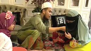 21 disember 1984) merupakan seorang usahawan dan pendakwah islam malaysia berbangsa cina. Isteri Hadiahkan Seutas Jam Letak Di Sebelah Al Quran Ustaz Ebit Lew Gembira Syukur Bila Makan Berjemaah Dalam Dulang Media Hiburan