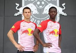 Beim internationalen versand von artikeln fallen ggf. Red Bull Salzburg Prasentiert Trikots Fur Saison 2018 19 Sky Sport Austria
