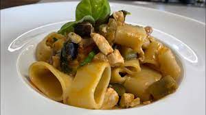 Il pesce spada, sempre tagliato a dadini, va fatto saltare in padella con l'olio e uno spicchio d'aglio e. Calamarata Con Pesce Spada E Melanzane Youtube
