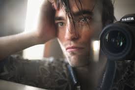 Robert douglas thomas pattinson was born may 13, 1986 in london, england, to richard pattinson, a car dealer importing vintage cars, and clare pattinson (née charlton), who worked as a booker at a. Robert Pattinson In Quarantane So Irre Ist Sein Foto Shooting Fur Gq Gq Germany