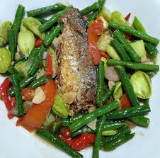 Tumis semua bumbu yang diiris hingga harum dan tambahkan air 1 gelas. Tumis Ikan Asin Peda Steemit