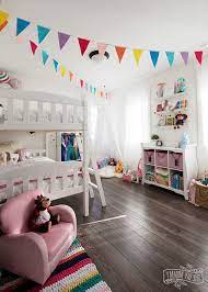 Wirf einen blick in die babyzimmer anderer und finde spitzen inspirationen zur gestaltung des kinderzimmers. Babyzimmer In Frohlichen Farben Bunte Girlanden Aus Papier Weisses Bett Und Zelt Babyzimmer Deko Kinder Zimmer Schlafzimmerumgestaltung