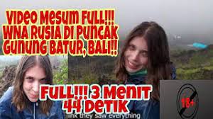 Video syur yang diperagakan model rusia ini menjadi viral di media sosial dan membuat keonaran. Video Full Heboh Wna Rusia Mesum Di Puncak Gunung Batur Bali Youtube