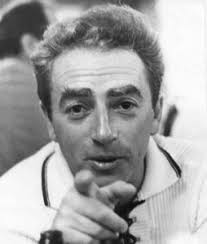 Александр Городницкий Над клевером зависшая пчела, Мохнатая, в тигриной  позолоте, Как уголёк негаснущий светла, И тяжела, как пуля на излёте.  Короткий век свой жить какой ей толк С соцветиями липкими в обнимку?