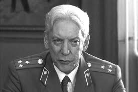 Hagamos una debida reverencia ante Donald Sutherland