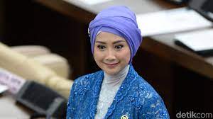 Lagu cinta masih jadi kekuatannya dalam bernyanyi, single terbaru bertajuk tetap cinta jadi lagu. 10 Lagu Lawas Pop Terbaik Sepanjang Masa Yang Bisa Dinikmati Semua Generasi