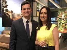 A esposa do juiz sérgio moro, que está à frente da operação lava jato, advoga para o psdb do paraná e para multinacionais do petróleo. Viveremos Tempos Dificeis Esposa De Moro Preve Ataques E Fake News