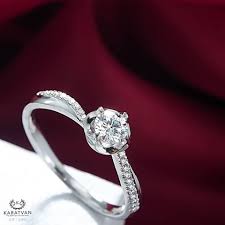 Atau bahkan, cincin tunangan harusnya dipakai di tangan sebelah kanan atau kiri, ya? Cincin Kawin Sebaiknya Di Tangan Kanan Atau Tangan Kiri