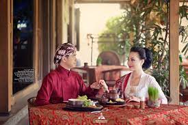 Entdecke rezepte, einrichtungsideen, stilinterpretationen und andere ideen zum ausprobieren. Prewedding Jawa Romantis Unik 17 Foto Prewed Adat Jawa Outdoor Indoor D Omah Jogja Nesa Eko Fotografer Pernikahan Prewedding Wedding Photographer Jogja Yogyakarta Indonesia