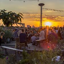 Berlin Die 7 Besten Rooftop Bars Reisereporter De In 2020 Sonnenuntergang Berlin Reisen Bar Berlin
