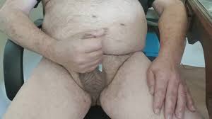 J EJACULE DEVANT UN PORNO