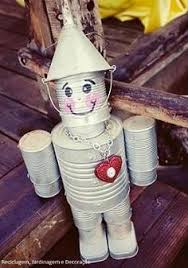 Une idée de bricolage pour fabriquer une petite voiture en utilisant une boite de conserve rectangulaire, des bouchons et des baguettes de bois (type brochette en bois). 100 Idees De Boites De Conserve Conserve Boite De Conserve Bricolages Boite De Conserve