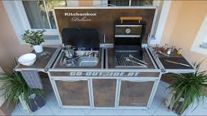 Von mobilen kücheneinheiten, die nur in der warmen jahreszeit auf terrasse oder garten gestellt werden. Kitchenbox Deluxe Mobile Garten Und Outdoor Kuche Youtube