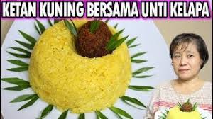 Cukup banyak remaja putri dan bahkan para bunda bunda nasi kuning merupakan resep masakan tradisional yang diangkat menjadi resep masakan indonesia. Cara Membuat Ketan Kuning Makan Bersama Unti Kelapa Youtube