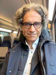 Which flight are you coming from, sir?" asked the customs officer at  Amsterdam airport. "From Zürich," I replied. "Are you carrying cash?" "No,  sir." I replied, while thinking “Ah, of course! If