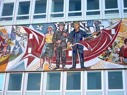 The haus des lehrers (house of teachers) was designed by hermann henselmann, with a decorative frieze by walter womacka. File Berlin Haus Des Lehrers Mosaik Ost B Jpg Wikimedia Commons