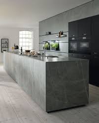 Die Grosszugige Freistehende Kucheninsel In Ceramic Marmor Grigio Nachbildung Bestimmt Den Raum Auf Archaische Weise U Kuchen Design Moderne Kuche Kuche Schwarz