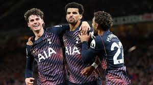 Manchester United 1-1 Tottenham Hotspur: Dominic Solanke strikes late to snatch point for 10 men — BBC