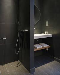 Pastinya anda ingin sekali memiliki kamar mandi yang elegan tetapi sederhana. 5 Dekorasi Kamar Mandi Minimalis Dan Sederhana Bernuansa Hitam Putih Popmama Com