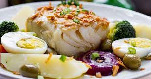 Cozi batatas com casca em água temperada de sal. Receita De Bacalhau Ao Forno A Portuguesa