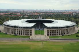 Täysin uudistunut stadion tarjoaa unohtumattomat puitteet kohtaamisille tapahtumissa, kokouksissa, vierailuilla ja liikunnan merkeissä. Datei Berliner Olympiastadion Gesamtansicht 2013 Jpg Wikipedia